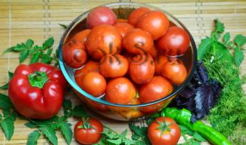 وصفة مصورة خطوة بخطوة لتحضير الطماطم بالريحان لفصل الشتاء بدون تعقيم