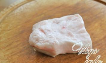 شحم الخنزير من خلال مفرمة اللحم مع وصفة الثوم مع الصورة
